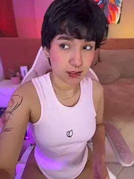 Snapshot of emma_cute7 chatting on August 7, 9:44 am emma cute7 online show from August 7, 9:44 am