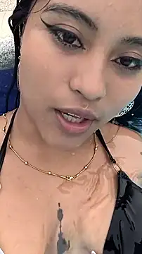 Snapshot of bella_warzon chatting on May 16, 9:57 pm bella warzon online show from May 16, 9:57 pm