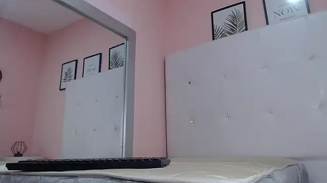 Snapshot of willow_smitt chatting on September 30, 12:43 pm willow smitt online show from September 30, 12:43 pm