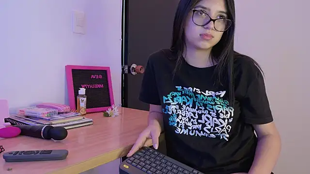 Snapshot of eva_sin18 chatting on March 13, 2:44 pm eva sin18 online show from March 13, 2:44 pm