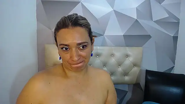 Snapshot of Milf-Prettyboobs chatting on December 14, 10:47 pm Milf-Prettyboobs online show from December 14, 10:47 pm