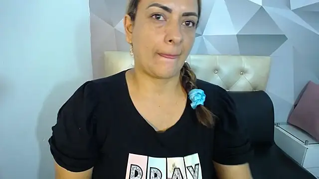 Snapshot of Milf-Prettyboobs chatting on January 6, 10:52 am Milf-Prettyboobs online show from January 6, 10:52 am