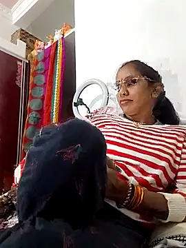 Snapshot of Hotty-Nidhi chatting on December 4, 3:21 pm Hotty-Nidhi online show from December 4, 3:21 pm