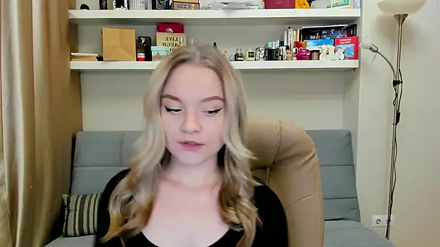 Snapshot of Kara_Smith_ chatting on December 15, 10:04 pm Kara Smith online show from December 15, 10:04 pm