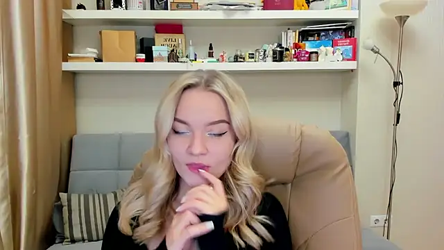 Snapshot of Kara_Smith_ chatting on February 16, 9:27 pm Kara Smith online show from February 16, 9:27 pm