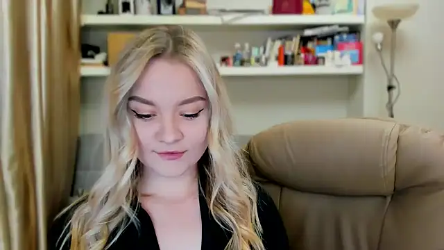 Snapshot of Kara_Smith_ chatting on October 11, 9:24 pm Kara Smith online show from October 11, 9:24 pm