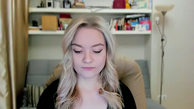 Snapshot of Kara_Smith_ chatting on October 18, 10:10 pm Kara Smith online show from October 18, 10:10 pm