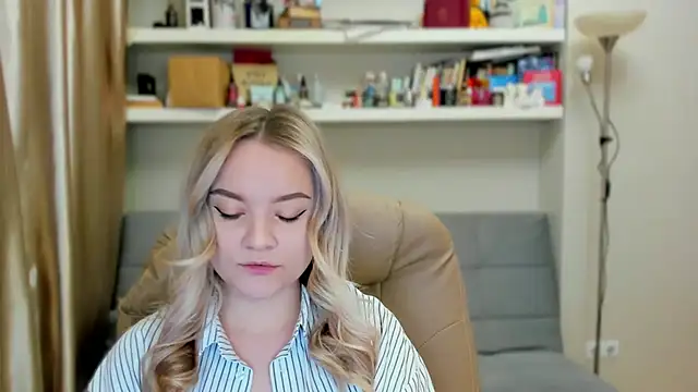 Snapshot of Kara_Smith_ chatting on October 26, 10:36 pm Kara Smith online show from October 26, 10:36 pm