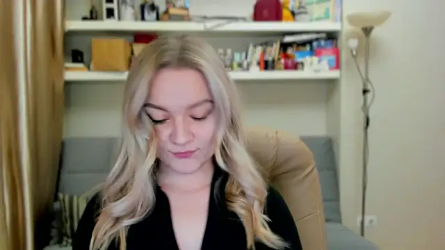 Snapshot of Kara_Smith_ chatting on November 3, 12:13 am Kara Smith online show from November 3, 12:13 am