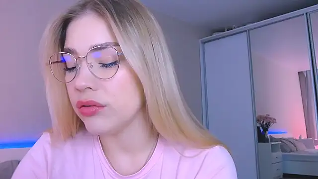 Snapshot of DIANAxxxDIAMOND chatting on October 11, 8:13 am DIANAxxxDIAMOND online show from October 11, 8:13 am