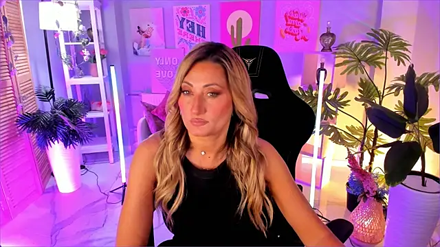 SarahAlluring online show from September 18, 1:02 pm