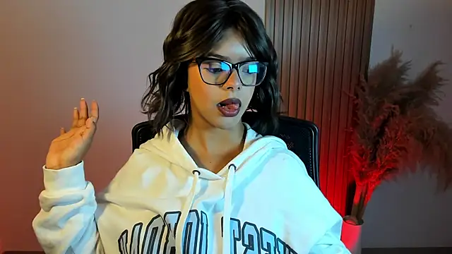 Snapshot of Milabrown_ chatting on October 16, 1:45 pm Milabrown online show from October 16, 1:45 pm