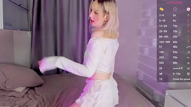 Snapshot of alicewonderyou chatting on November 14, 12:04 pm alicewonderyou online show from November 14, 12:04 pm