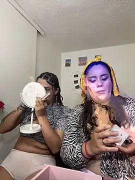 Snapshot of nicky_andcamil chatting on December 2, 9:32 pm nicky andcamil online show from December 2, 9:32 pm