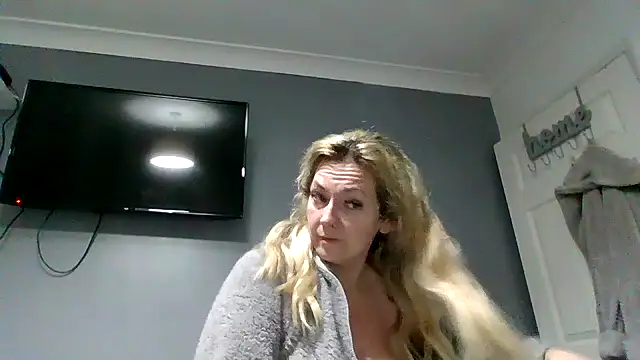 GoldenSquirter online show from April 7, 9:04 pm