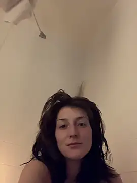 Snapshot of 2brokegirlz chatting on March 14, 7:04 am 2brokegirlz online show from March 14, 7:04 am