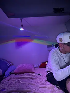 Snapshot of LoganPeny chatting on November 17, 5:35 am LoganPeny online show from November 17, 5:35 am