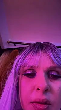 Snapshot of LoganPeny chatting on November 21, 5:39 am LoganPeny online show from November 21, 5:39 am