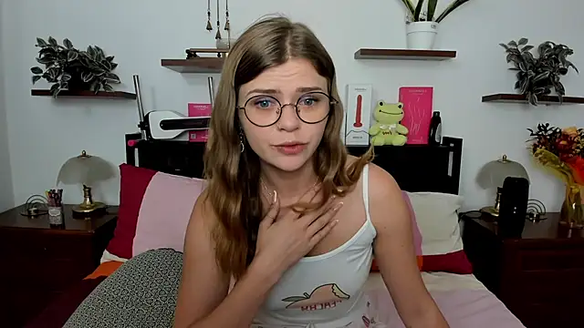 Snapshot of HaleyReedme chatting on June 6, 7:13 am HaleyReedme online show from June 6, 7:13 am