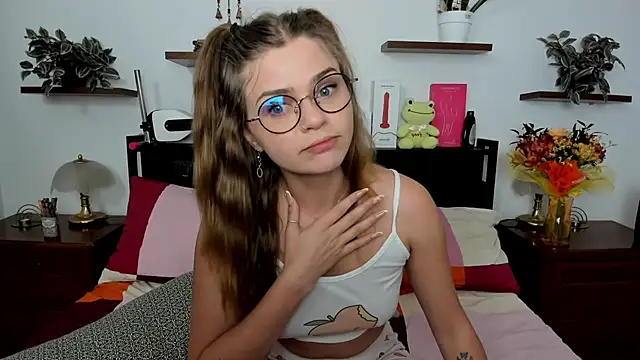 Snapshot of HaleyReedme chatting on June 7, 7:01 am HaleyReedme online show from June 7, 7:01 am