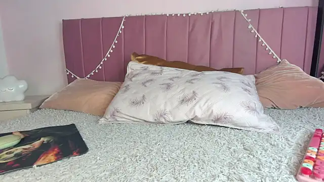 Snapshot of kitty-kryss chatting on November 18, 3:49 pm kitty-kryss online show from November 18, 3:49 pm