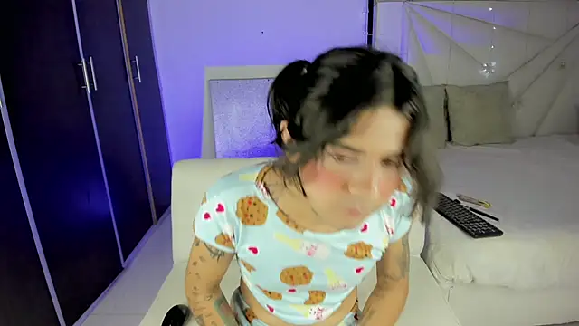 Snapshot of Zion_Moore chatting on March 18, 12:58 pm Zion Moore online show from March 18, 12:58 pm