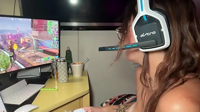 Snapshot of SpaceCowWhore chatting on September 29, 1:11 am SpaceCowWhore online show from September 29, 1:11 am