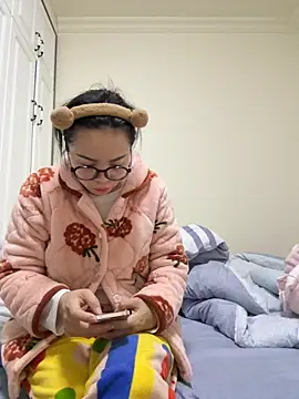 Snapshot of aa520uv chatting on October 22, 12:33 am aa520uv online show from October 22, 12:33 am