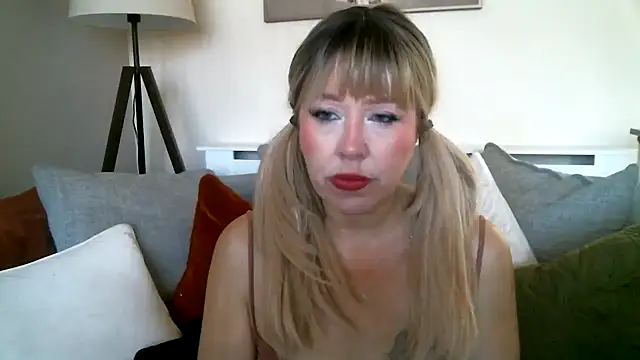 MissHoneyPenny online show from April 7, 9:21 am
