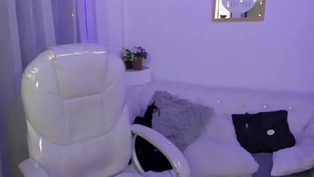 Pretty Johnson  online show from December 4, 11:41 am