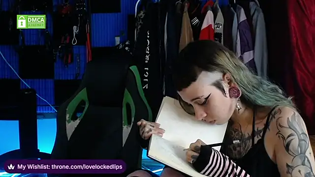 Snapshot of lovelockedlips chatting on May 31, 5:59 am lovelockedlips online show from May 31, 5:59 am