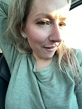 LittleMsMILF online show from March 4, 9:54 pm