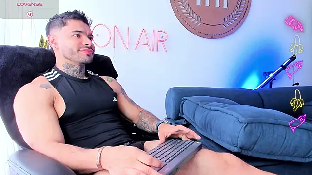 Snapshot of thiagoferrari2 chatting on October 23, 5:01 pm thiagoferrari2 online show from October 23, 5:01 pm