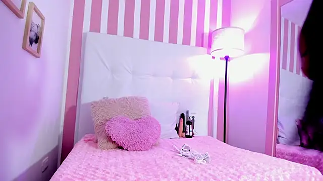 Snapshot of Molly_h0t chatting on May 22, 1:39 pm Molly h0t online show from May 22, 1:39 pm