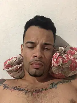 Snapshot of HenriquePhn chatting on June 3, 12:46 am HenriquePhn online show from June 3, 12:46 am
