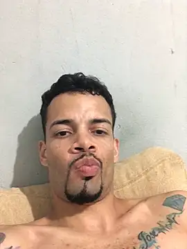 Snapshot of HenriquePhn chatting on July 25, 3:04 am HenriquePhn online show from July 25, 3:04 am