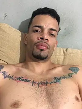 Snapshot of HenriquePhn chatting on August 3, 2:54 am HenriquePhn online show from August 3, 2:54 am