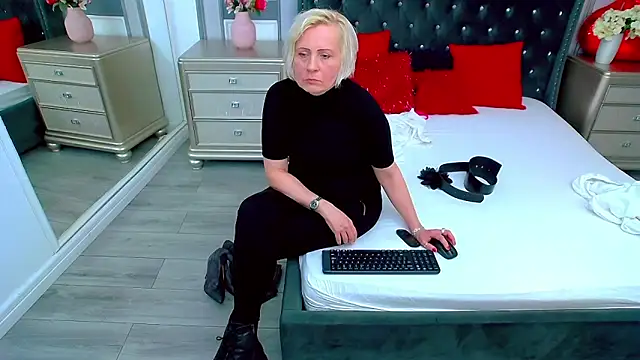 SuzzySun online show from December 27, 12:34 pm