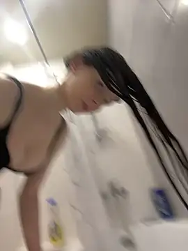 MilaBee online show from March 21, 3:57 pm