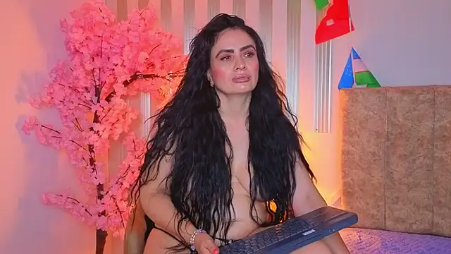 Snapshot of angelinarouse_ chatting on July 10, 8:18 am angelinarouse online show from July 10, 8:18 am