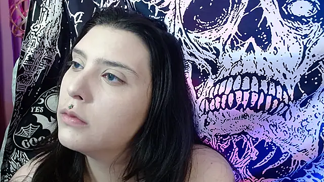 Snapshot of mikaskullcs chatting on July 4, 10:27 pm mikaskullcs online show from July 4, 10:27 pm