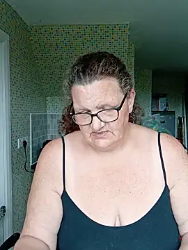 Snapshot of MissQueenBeex chatting on May 12, 2:36 pm MissQueenBeex online show from May 12, 2:36 pm