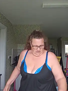 Snapshot of MissQueenBeex chatting on May 21, 9:49 am MissQueenBeex online show from May 21, 9:49 am
