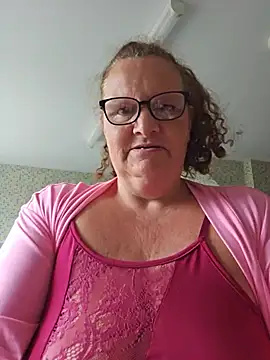 Snapshot of MissQueenBeex chatting on July 4, 7:47 am MissQueenBeex online show from July 4, 7:47 am