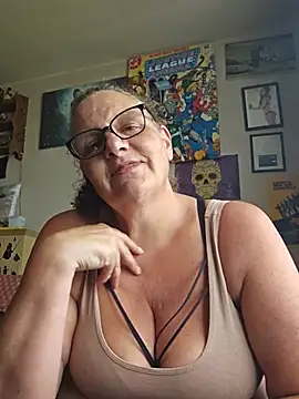 Snapshot of MissQueenBeex chatting on July 30, 7:18 am MissQueenBeex online show from July 30, 7:18 am