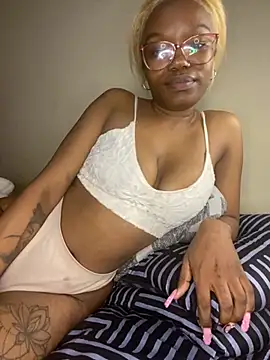 YummyMelanin117 online show from October 1, 10:38 pm