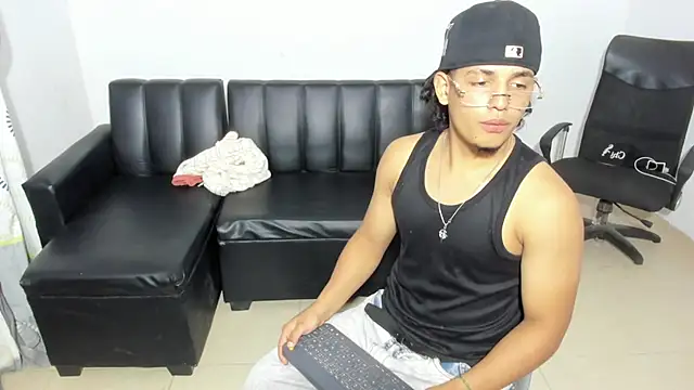 Snapshot of samxx_muscle chatting on May 15, 4:58 pm samxx muscle online show from May 15, 4:58 pm