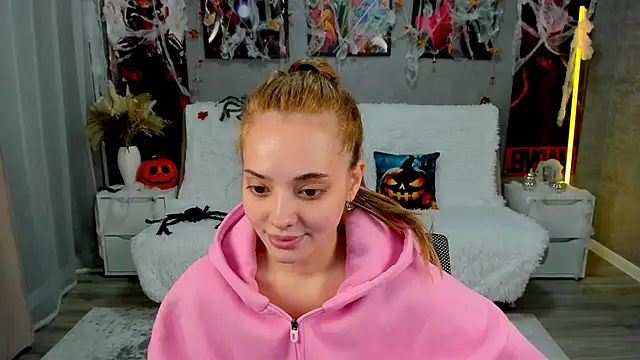 MelanieAlves online show from October 30, 6:30 pm