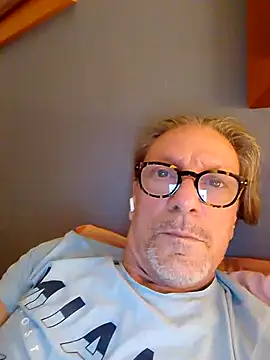 Snapshot of Deddyitalia3p chatting on October 1, 8:15 pm Deddyitalia3p online show from October 1, 8:15 pm