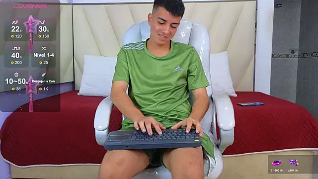 Snapshot of Hotboy21_ chatting on November 9, 3:49 am Hotboy21 online show from November 9, 3:49 am